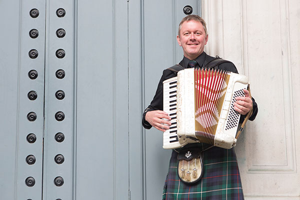 David Vernon – Edinburgh Accordionist & Wedding Piper Hire